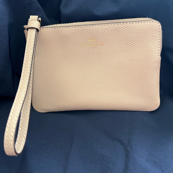 COACH wristlet purse. Like new, never used. 58032-IMTAU. Taupe with gold logo. - Picture 6 of 8